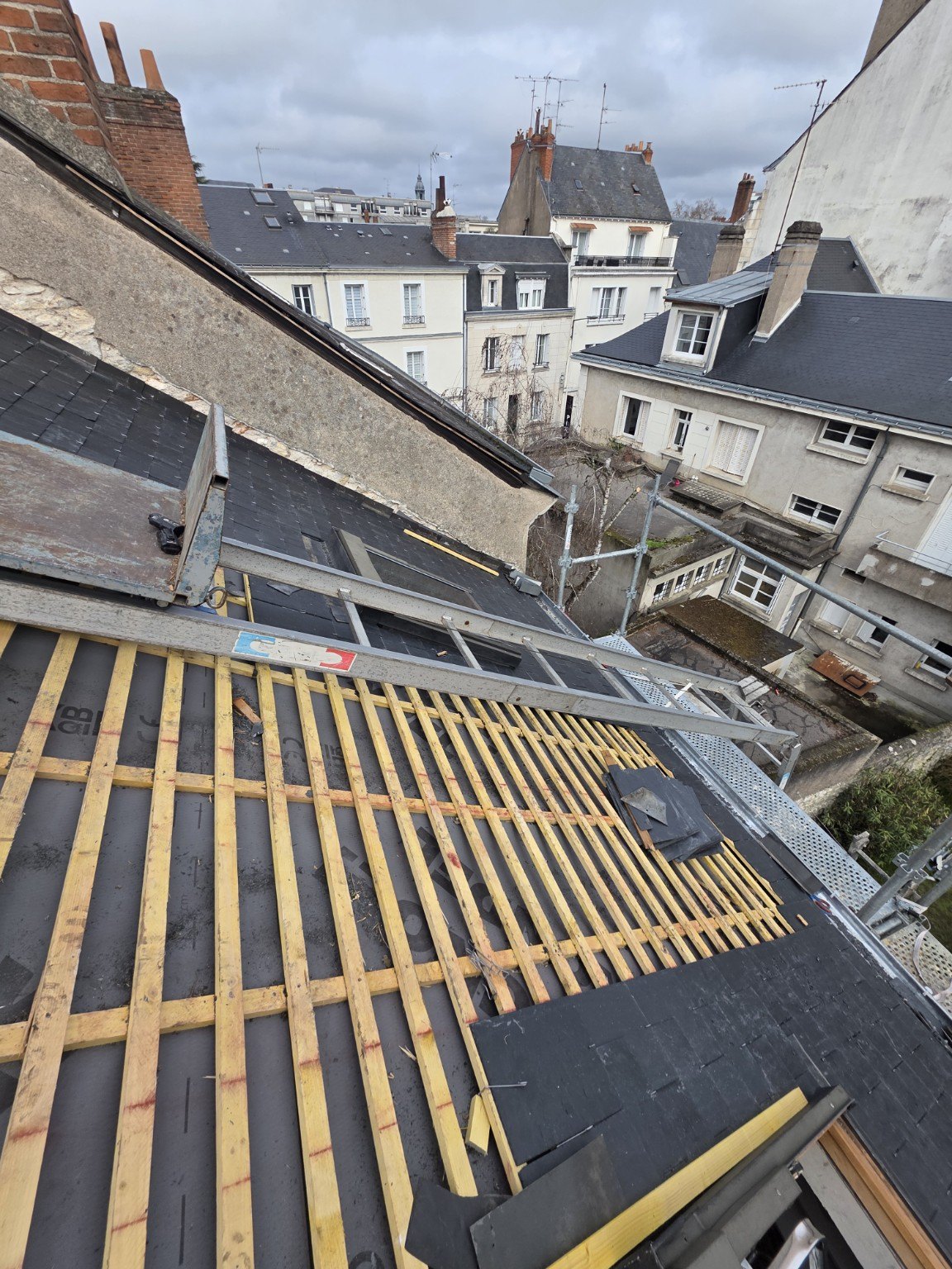 Pose d'ardoises — TOITURE & PATRIMOINE