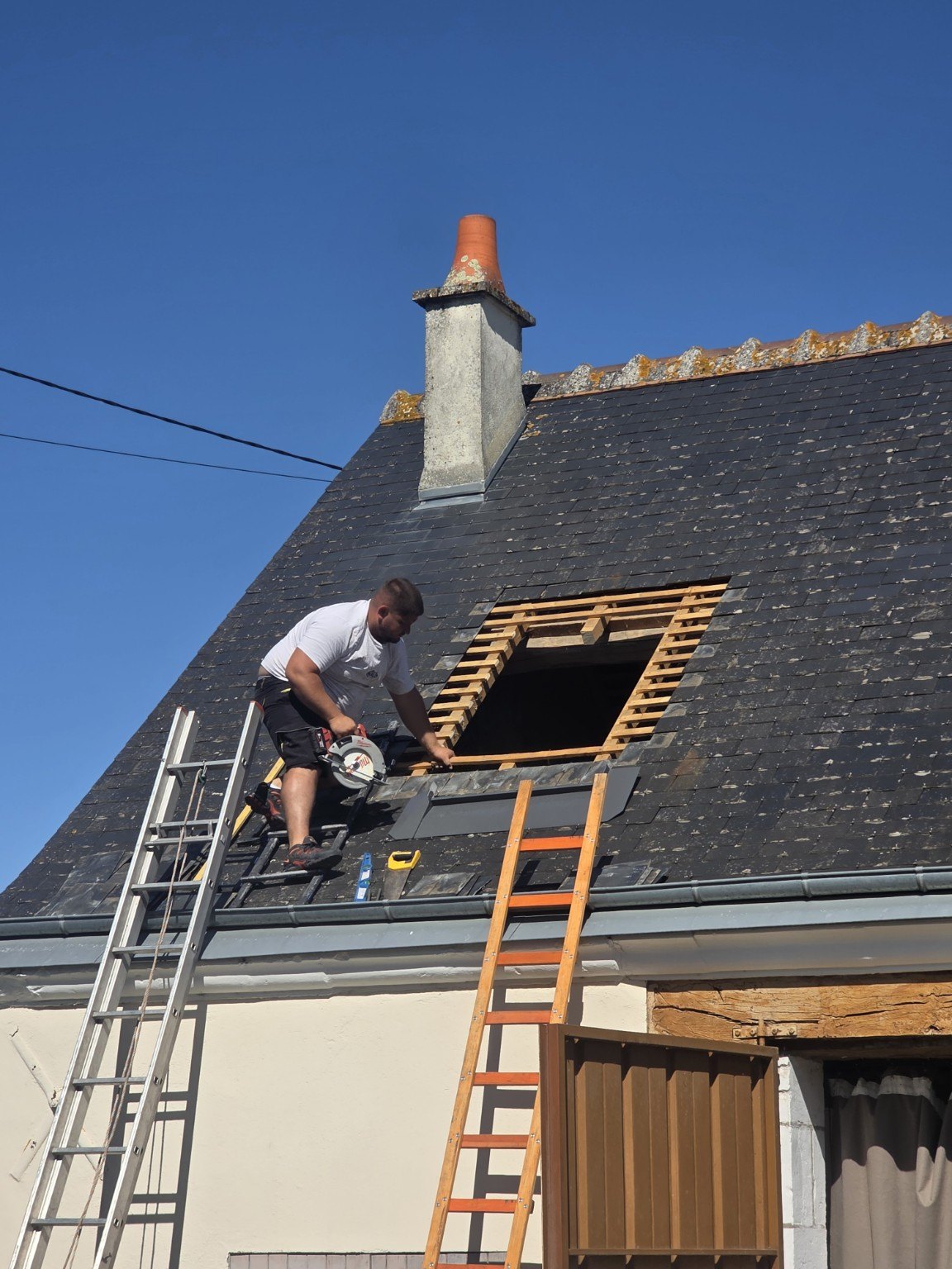 Pose d'ardoises — TOITURE & PATRIMOINE